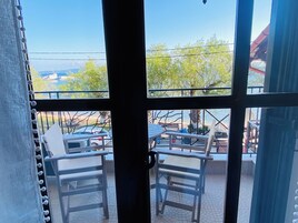 Cortinas opacas, sistema de insonorización, wifi gratis y ropa de cama