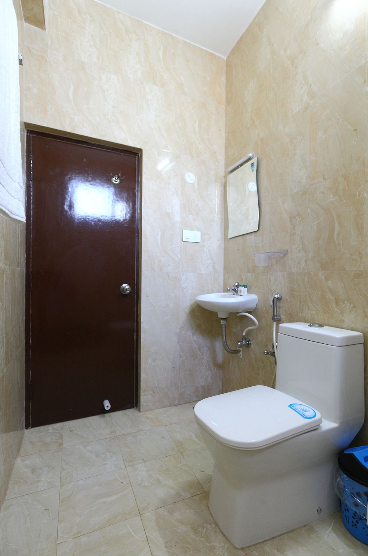 Luxury Twin Room | Bathroom | Shower, free toiletries