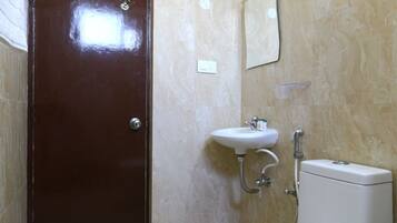 Luxury Twin Room | Bathroom | Shower, free toiletries