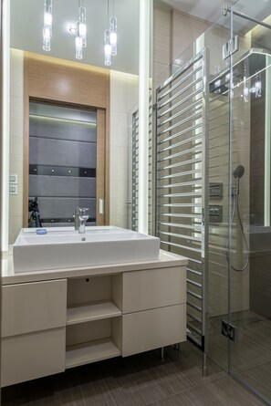 Superior Apartment, 2 Bedrooms | Bathroom | Shower, hair dryer - Castle Apartments Budapest (Budapest)