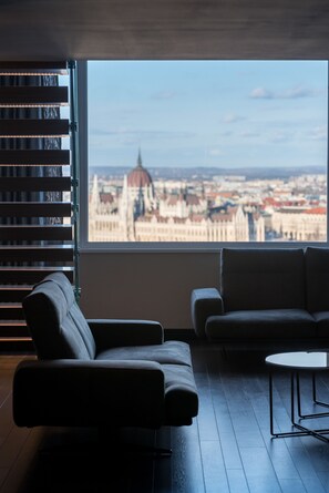 Prestige Apartment, 4 Bedrooms | 2 間臥室、書桌、免費無線上網