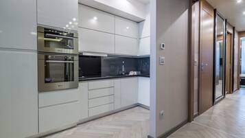 Appartement Supérieur, 2 chambres | Cuisine privée | Réfrigérateur, micro-ondes (sur demande), cafetière/bouilloire