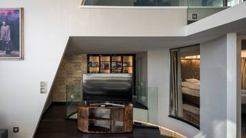 Prestige Apartment, 4 Bedrooms | 2 bedrooms, desk, free WiFi