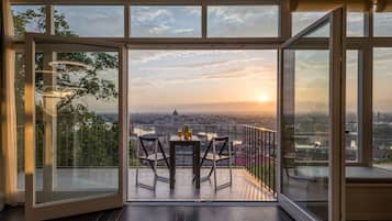 Presidential Apartment, 4 Bedrooms | 2 bedrooms, desk, free WiFi