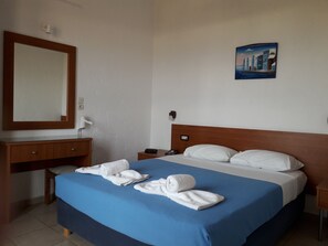 双人房 | 客房内保险箱、遮光窗帘、床单