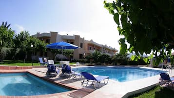 Outdoor pool, pool umbrellas, sun loungers