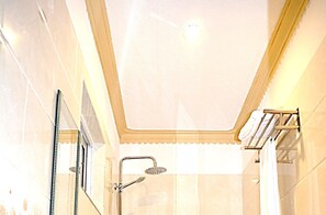 Ducha, artículos de tocador gratuitos, toallas