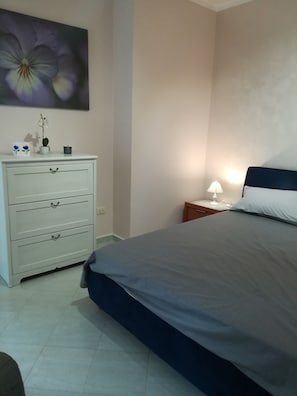 Iron/ironing board, free WiFi, bed sheets