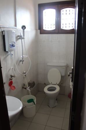 Douche, douche à « effet pluie », articles de toilette gratuits