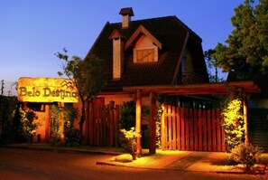 Fachada de la propiedad por la tarde o noche