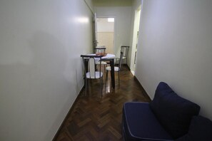 Apartamento standard, 1 quarto | Opções para refeição no quarto