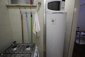 Apartamento standard, 1 quarto | Cozinha privada | Geladeira, micro-ondas, cafeteira/chaleira