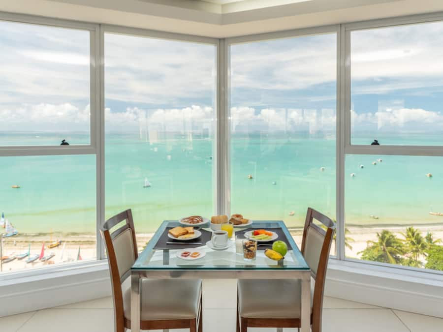 Serviço de café da manhã, almoço, jantar; vistas para a praia