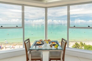 Se sirven desayunos, almuerzos y cenas; con vista a la playa