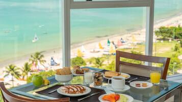 Se sirven desayunos, comidas y cenas con vista a la playa