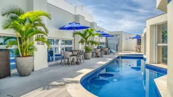 Una piscina al aire libre (de 08:00 a 20:00), sombrillas, tumbonas