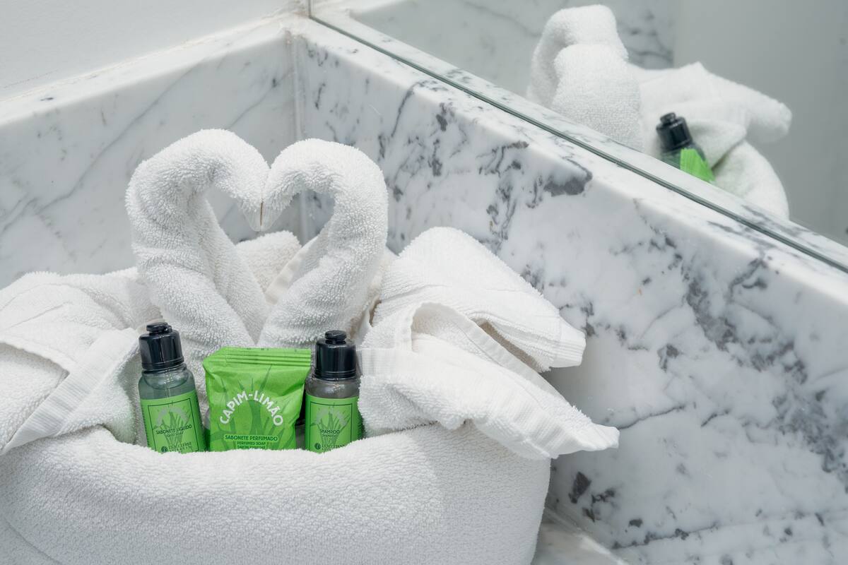 smart room lateral mar casal | bathroom | shower, hair dryer, towels