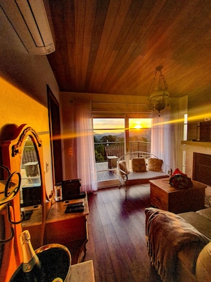 Honeymoon Chalet, Bathtub, Mountain View | Living area