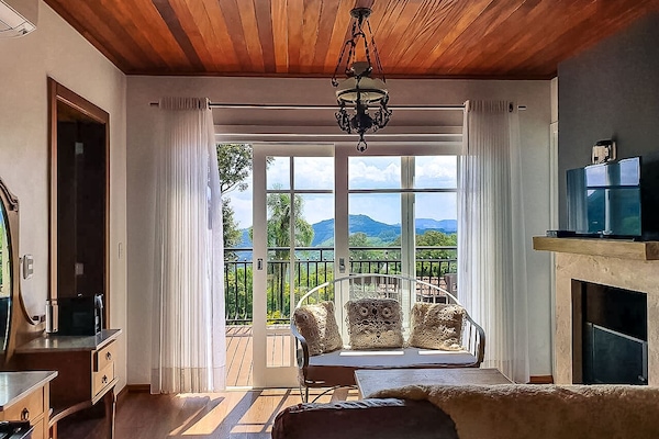 Honeymoon-Chalet, Badewanne, Bergblick | Wohnbereich | Smart-TV