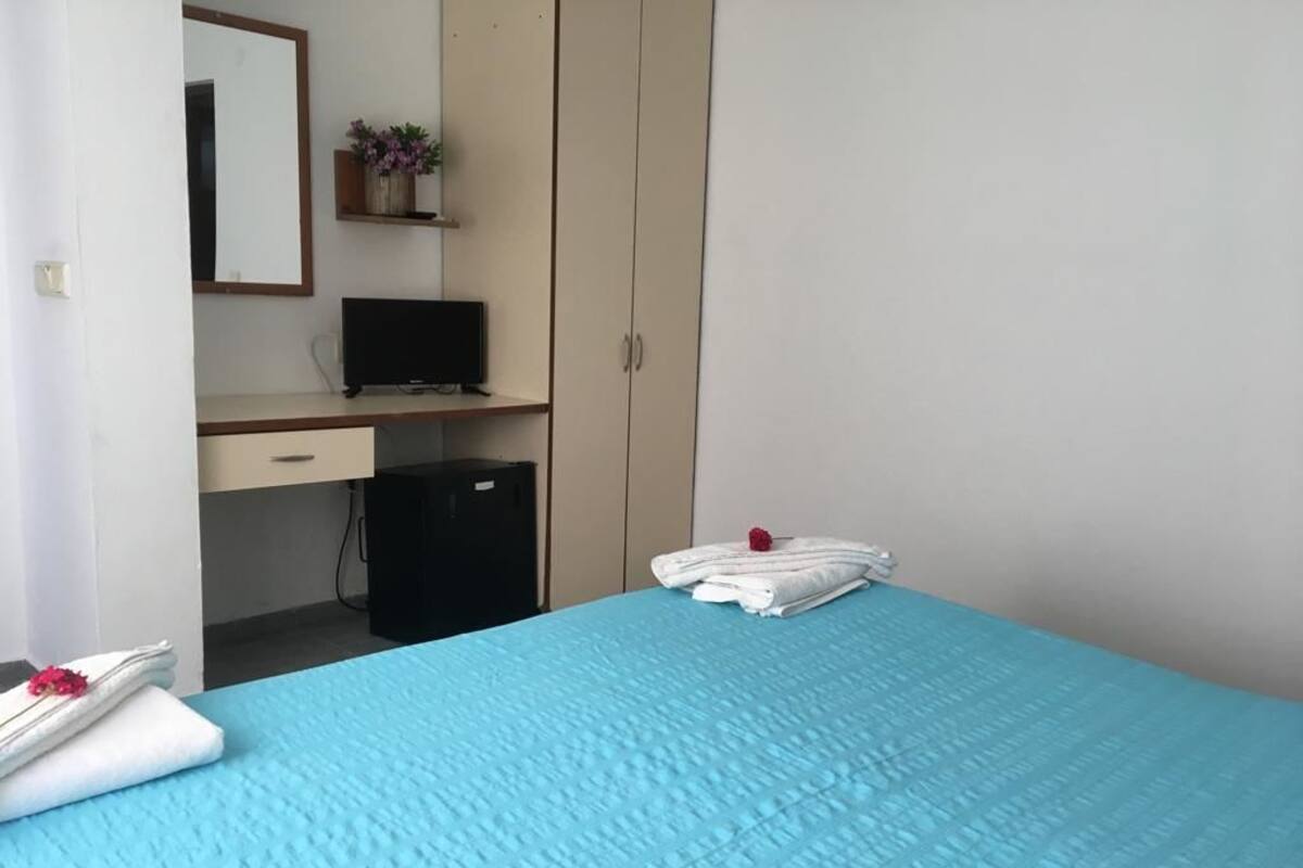 Minibar, desk, laptop workspace, free WiFi