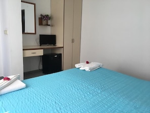 Minibar, desk, laptop workspace, free WiFi