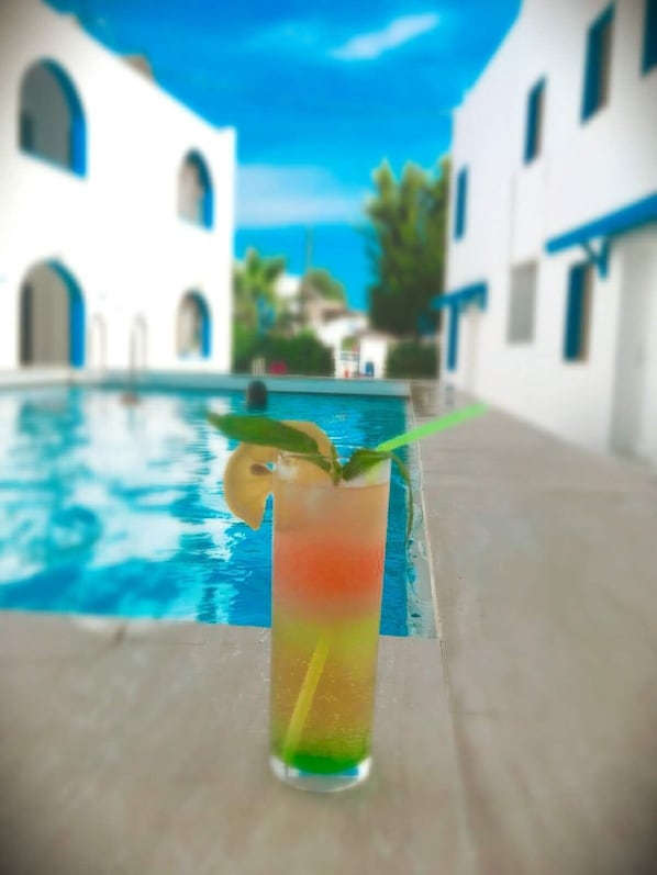 Deluxe Suite | Pool | Outdoor pool, pool umbrellas, pool loungers