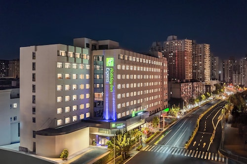 Holiday Inn Express Shanghai Changyang Road by IHG