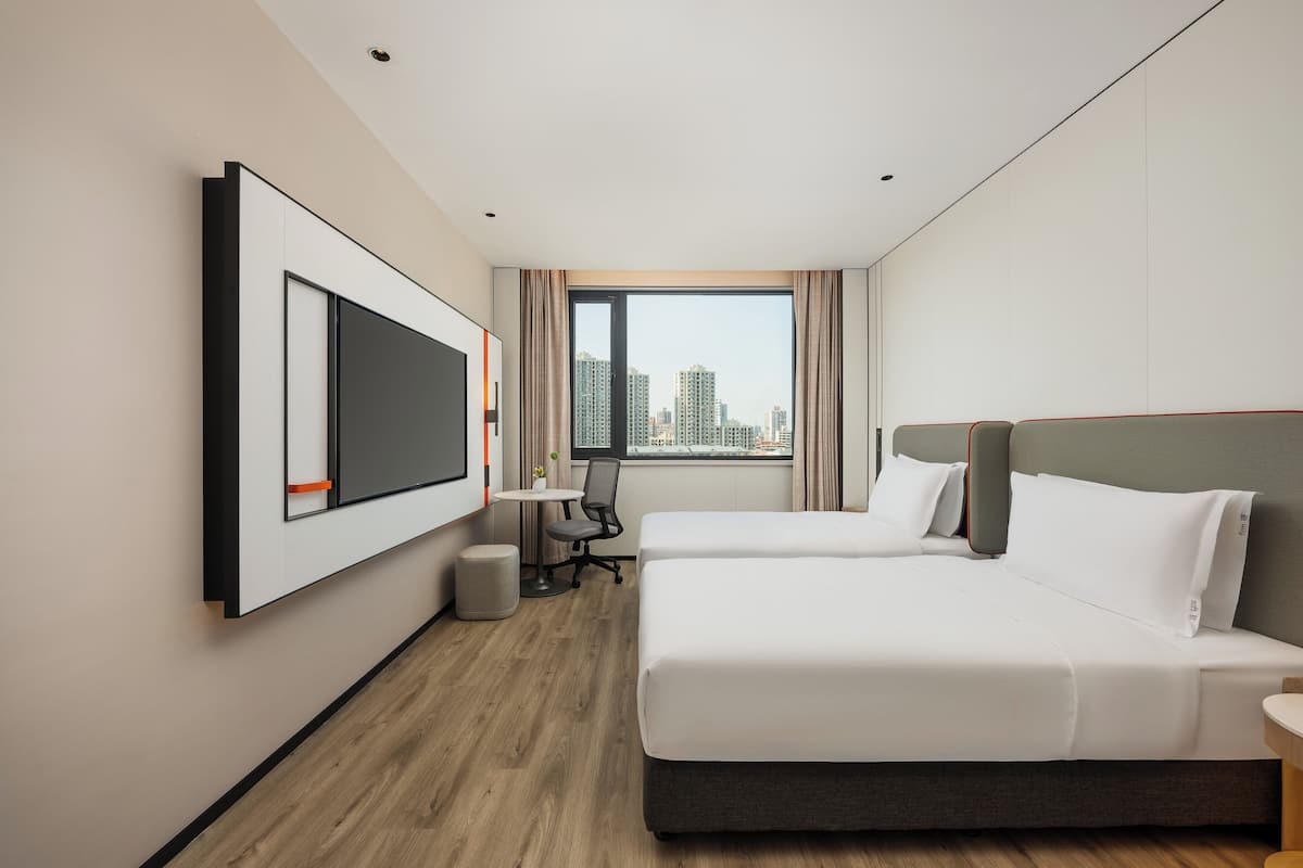 2 Single Standard | Premium bedding, down comforters, blackout drapes, free WiFi