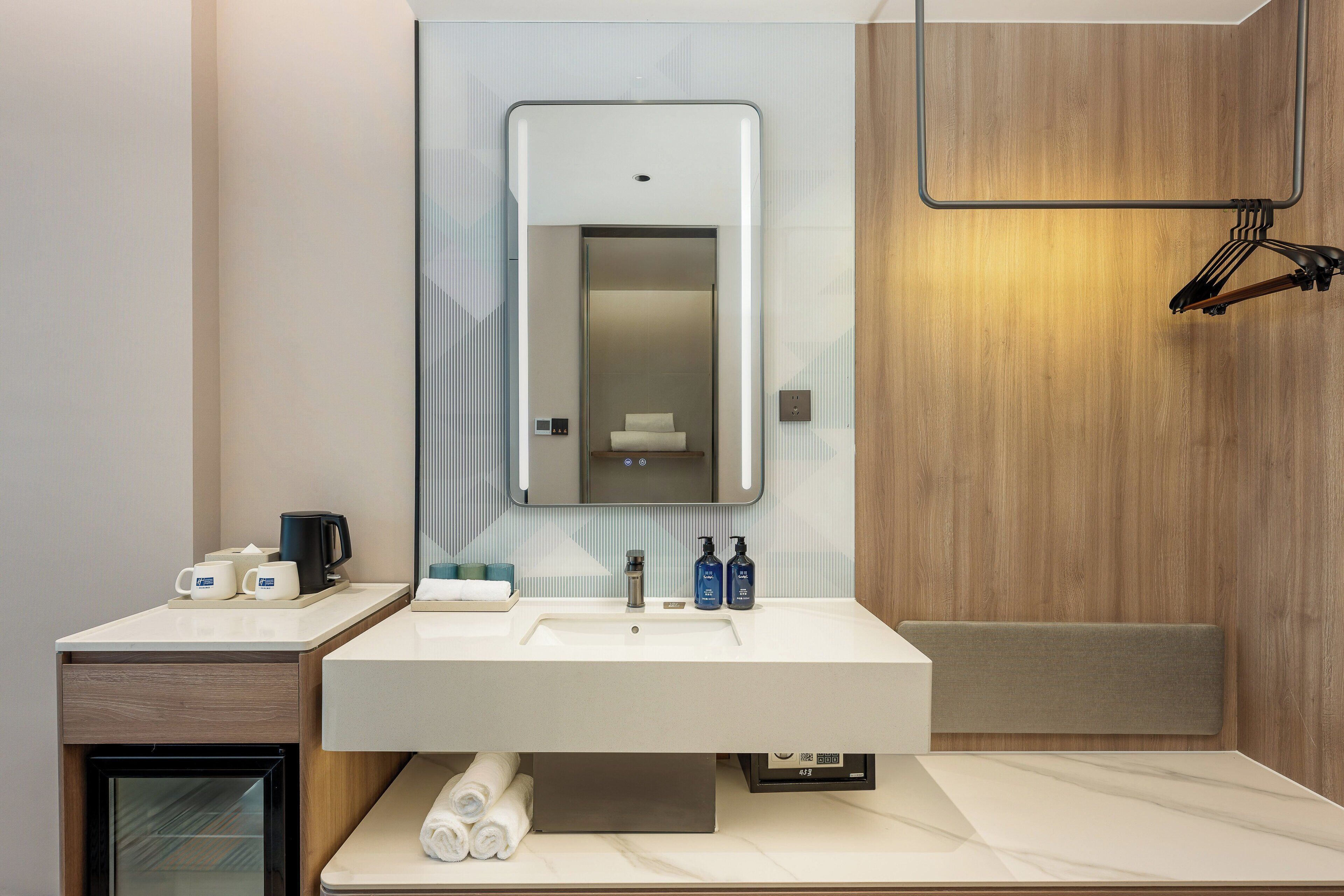 Standard-huone, useita sänkyjä | Kylpyhuone | Suihku, designer-hygieniatuotteet, hiustenkuivaaja, tohvelit