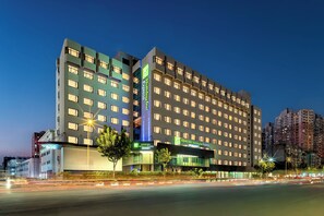 Exterior - Holiday Inn Express Shanghai Changyang Road by IHG (Shanghai)