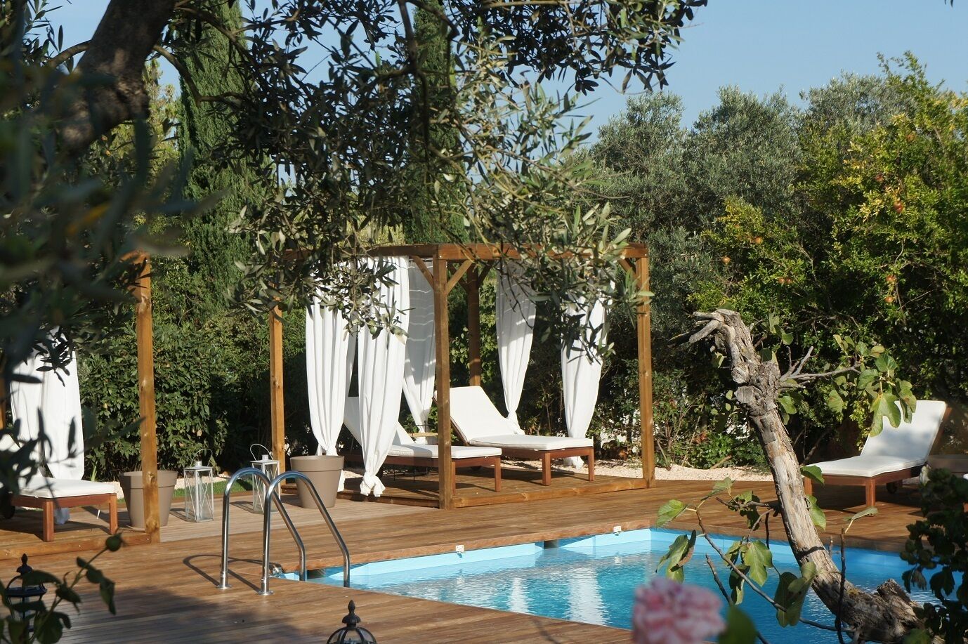 Indoor pool, seasonal outdoor pool, free cabanas, pool umbrellas