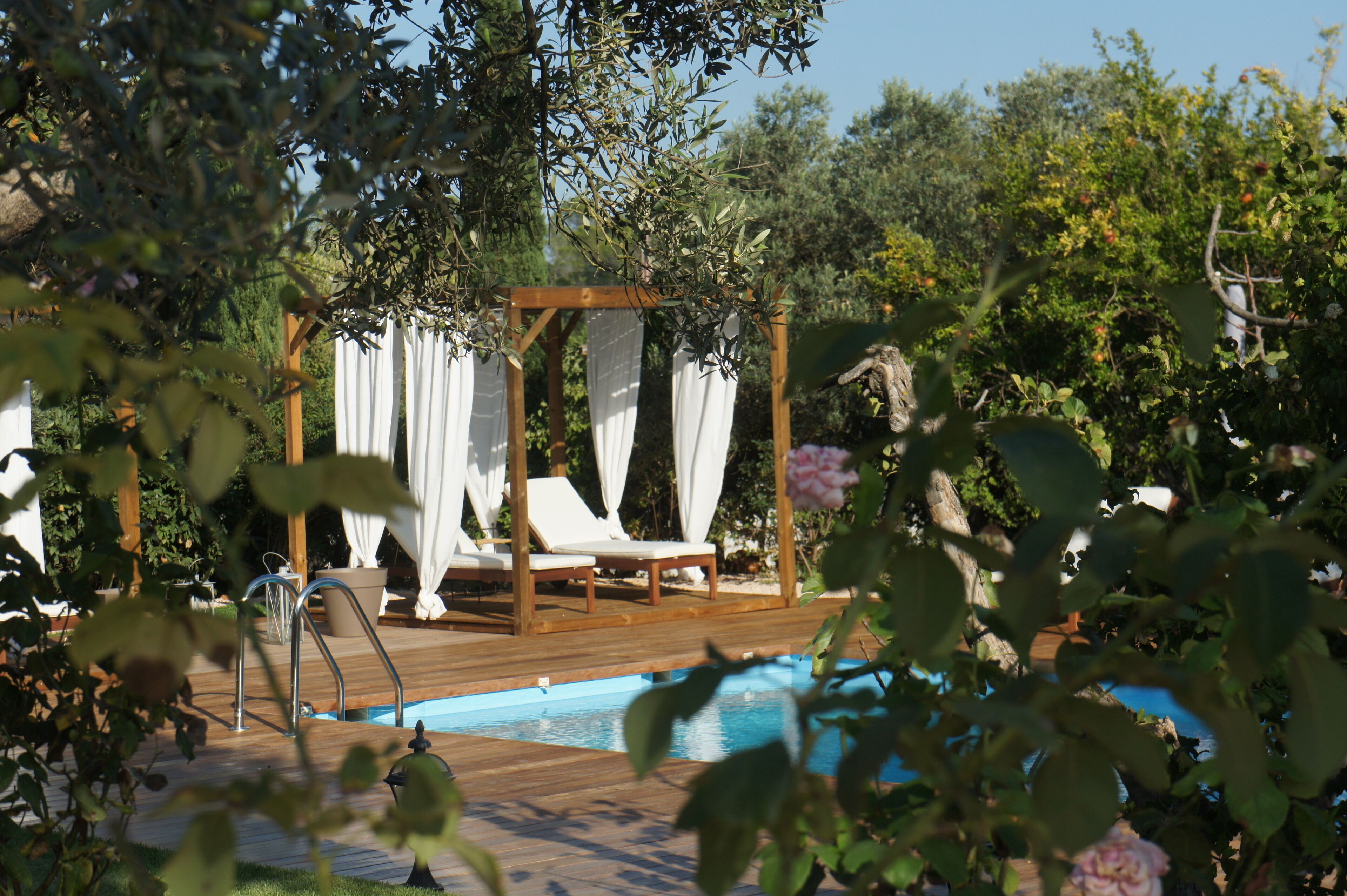 من حمّامات السباحة المغطاة، حمّام سباحة خارجي موسمي، كبائن مجانية