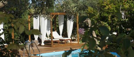 Piscina coperta, piscina stagionale all'aperto