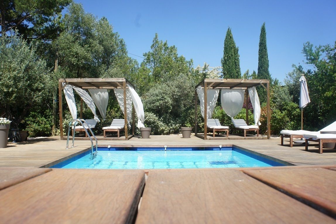 من حمّامات السباحة المغطاة، حمّام سباحة خارجي موسمي، كبائن مجانية