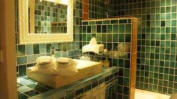 Kamer, 1 twee- of 2 eenpersoonsbedden | Badkamer | Een douche, een regendouche, gratis toiletartikelen, een haardroger