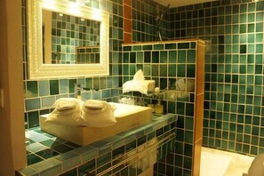 Habitación con 1 cama doble o 2 individuales | Baño | Ducha y cabezal de ducha tipo lluvia