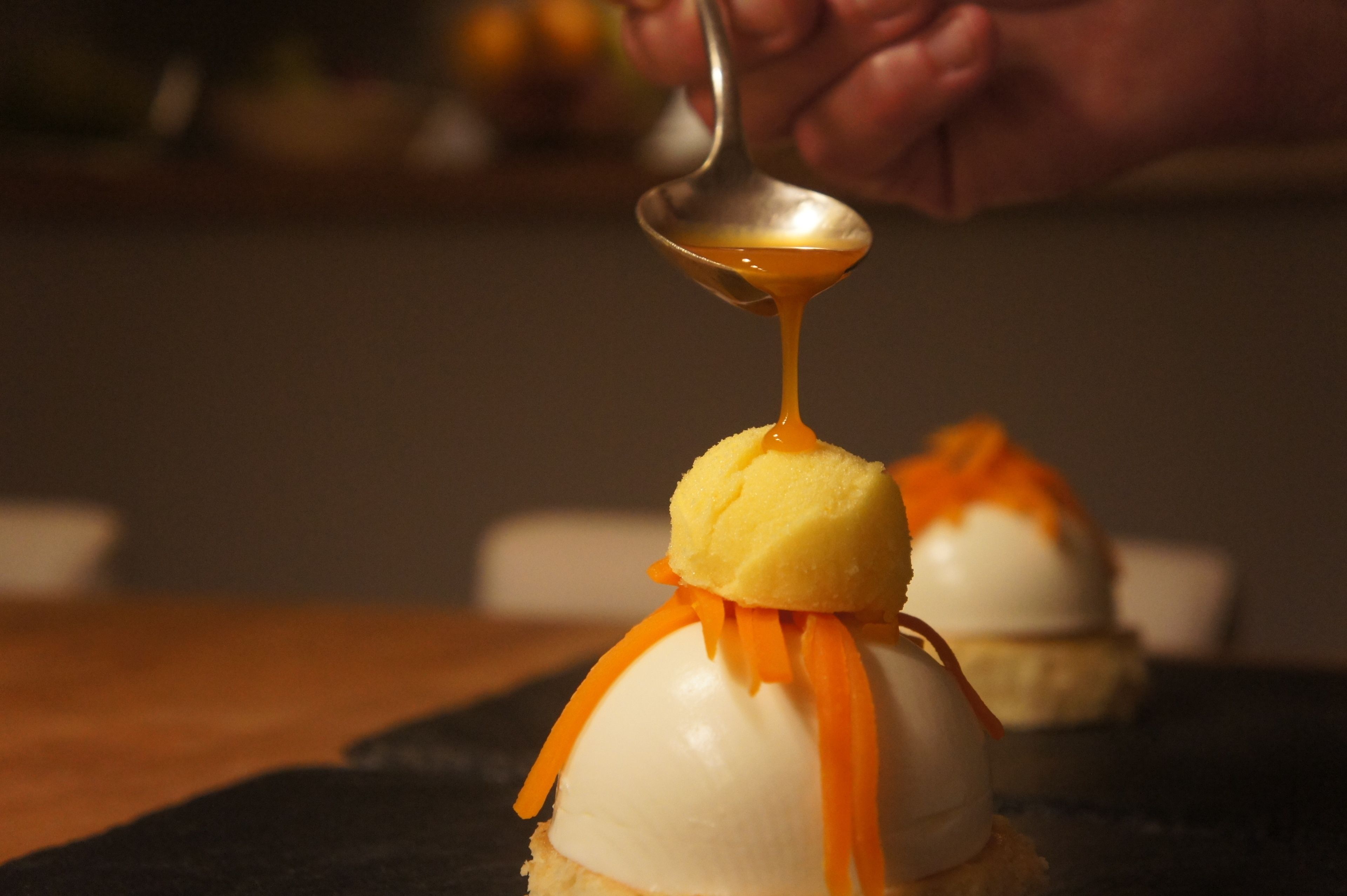 Un postre con una cucharada de caramelo que se levanta.