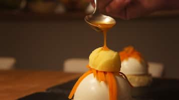 Un postre con una cucharada de caramelo que se levanta.