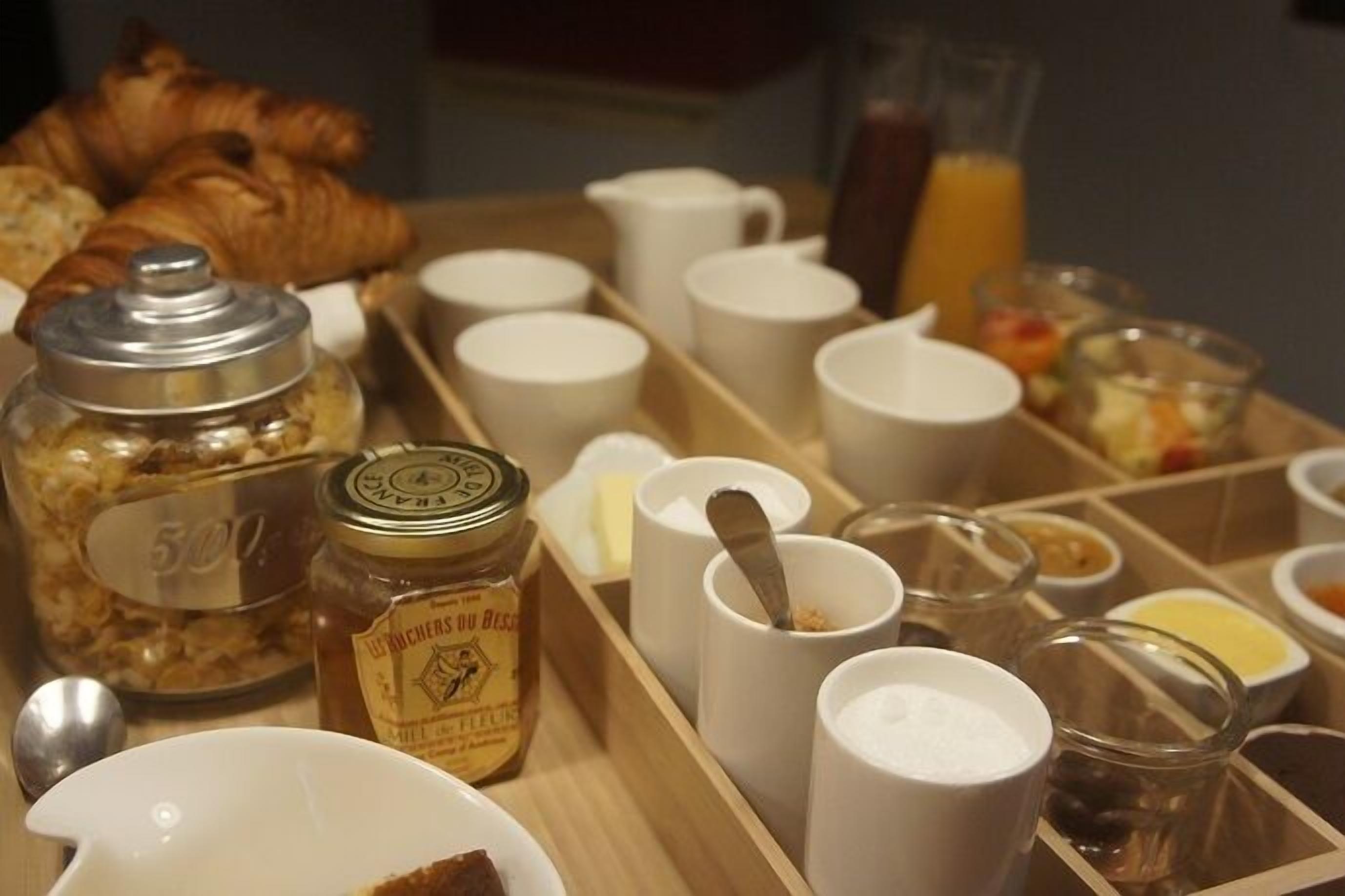 Un buffet de petit-déjeuner proposant une variété d’aliments et d’accompagnements.