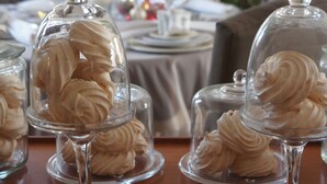 Présentation de desserts avec de la crème fouettée sur des présentoirs en verre transparent.