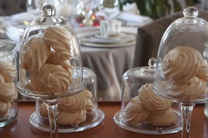 Dessert displays with whipped cream on clear glass stands. - Le Mas de Cotignac (Cotignac)