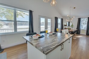 Chalet Superior, 4 kamar tidur, dapur, pemandangan danau | Dapur pribadi | Lemari es besar, microwave, oven, dan kompor