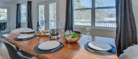 Superior Chalet, 4 Bedrooms, Kitchen, Lake View | Dining room