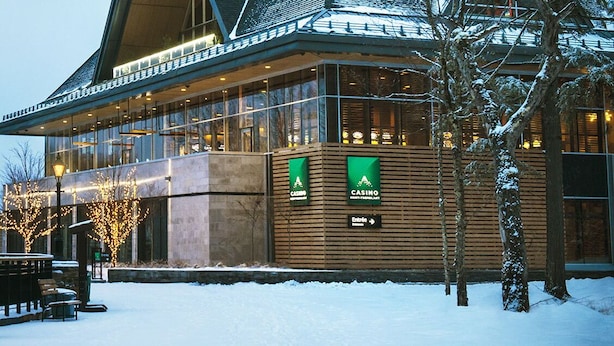 Moderni rakennus, jonka tunnusomaisia piirteitä ovat näyttävä, loivasti kalteva katto, suuret ikkunat ja kyltti, josta ilmenee, että kyseessä on kasino.