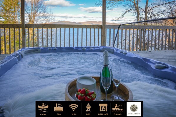 Private spa tub - Chalet Le Pélican (Lac-Superieur)