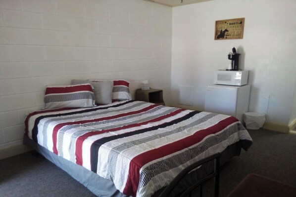 Iron/ironing board, free WiFi, bed sheets