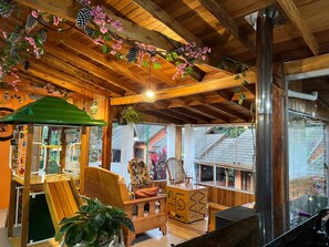 Zona de juegos infantil cubierta