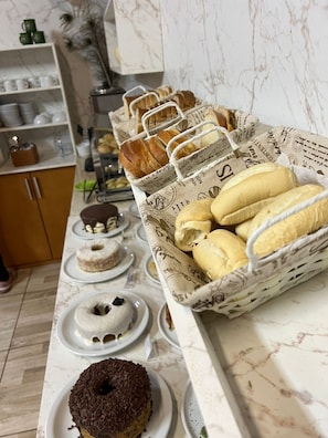 Free daily buffet breakfast  - Pousada Maibe Amanhecer na Serra (Gramado)