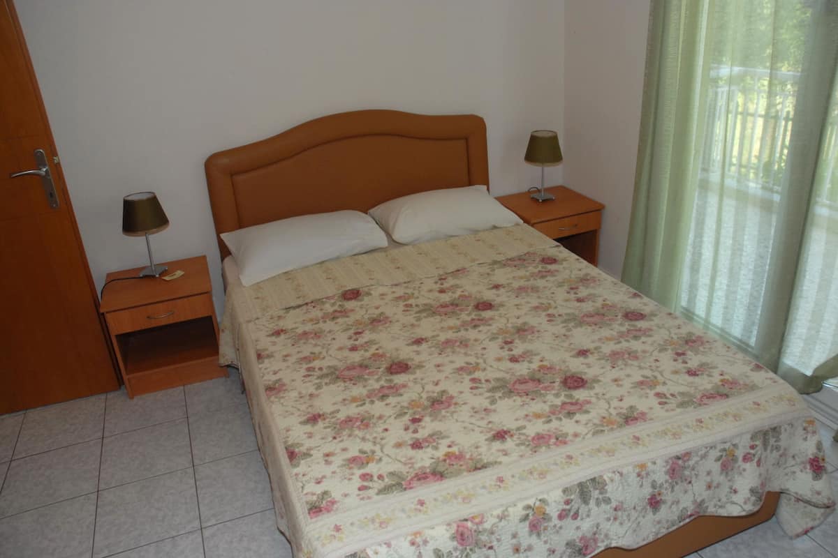 Escritorio, cortinas blackout, wifi gratis y ropa de cama