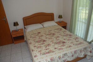 Escritorio, cortinas blackout, wifi gratis y ropa de cama 